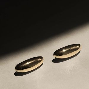 Beautiful Common Muse elongated hold earrings